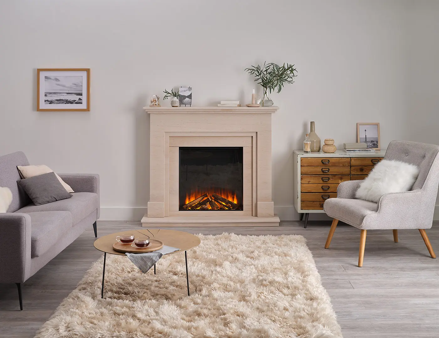 Væghængte biopejse i moderne stue